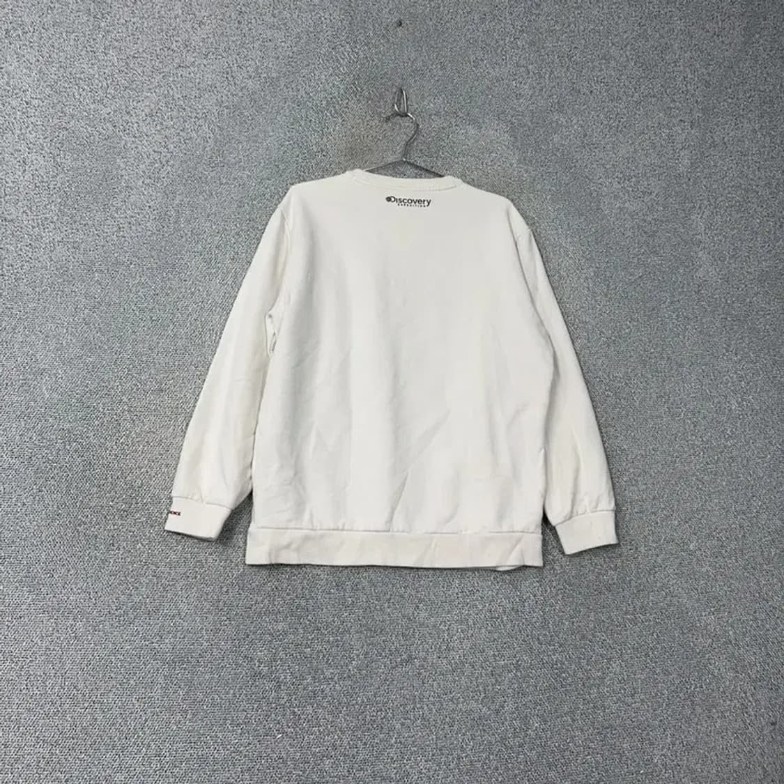 디스커버리 로고 프린팅 화이트 맨투맨 110 상품이미지2