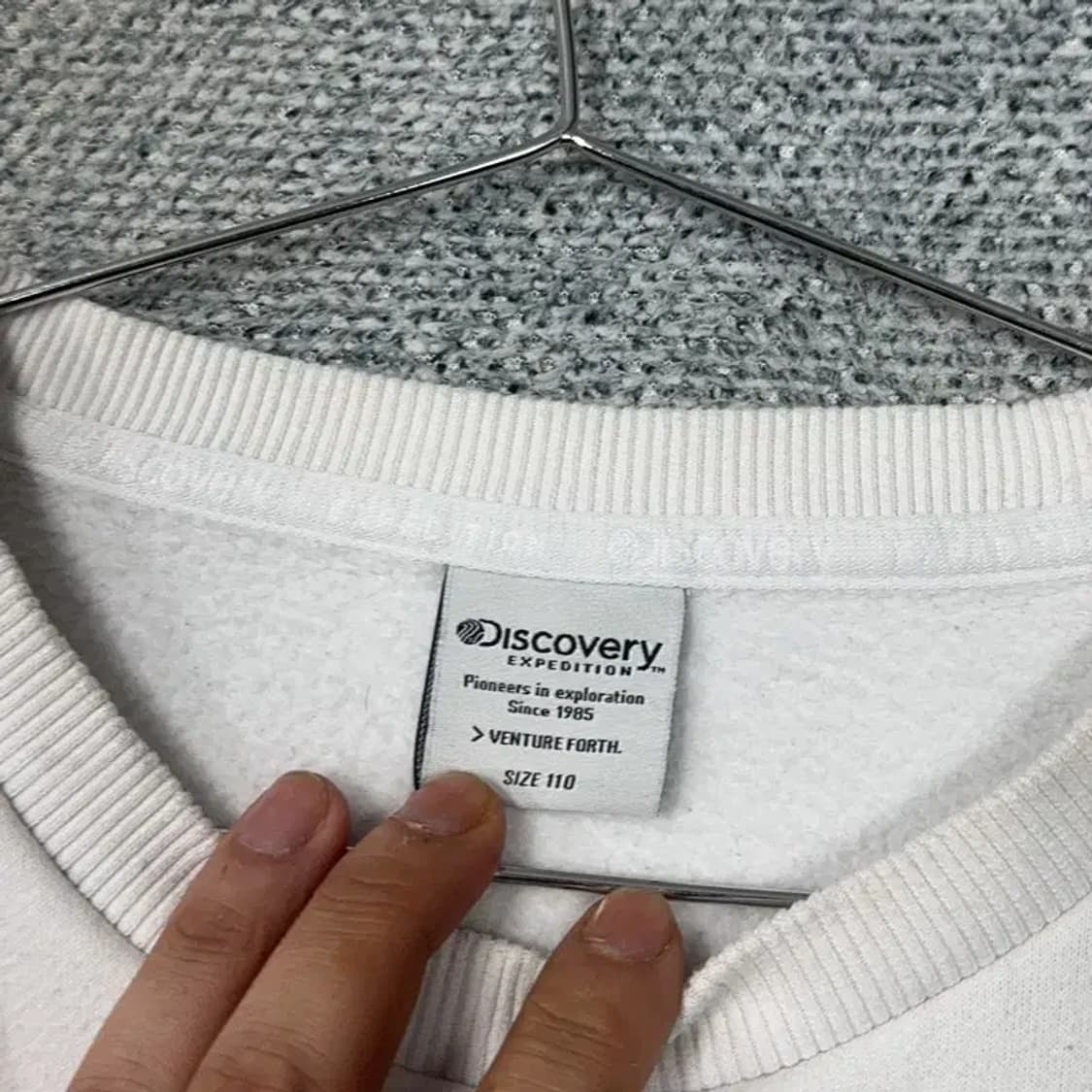 디스커버리 로고 프린팅 화이트 맨투맨 110 상품이미지5