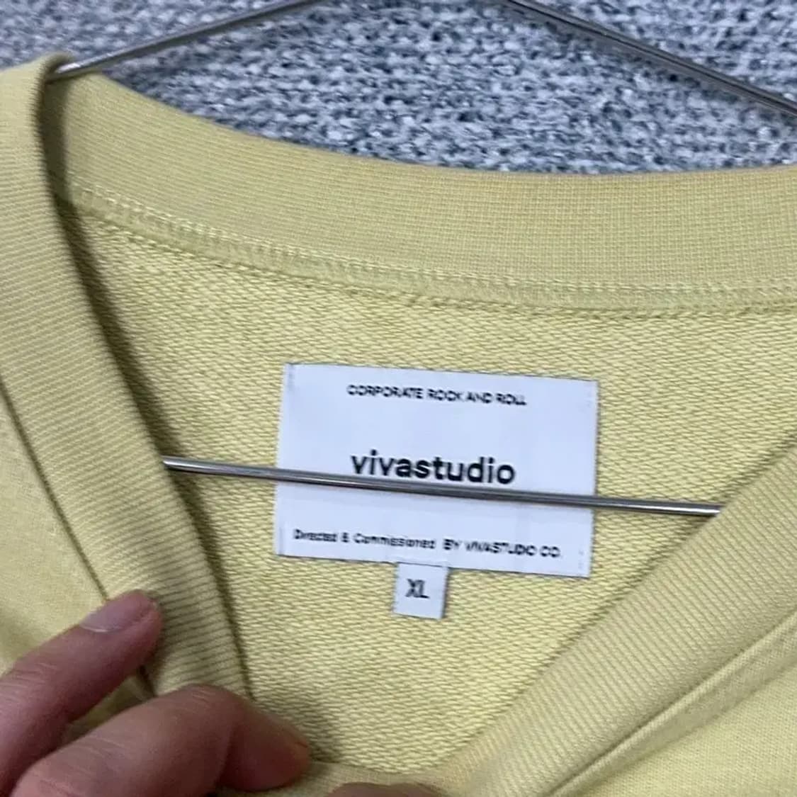 비바스튜디오 자수 빅로고 옐로우 맨투맨 XL 상품이미지4