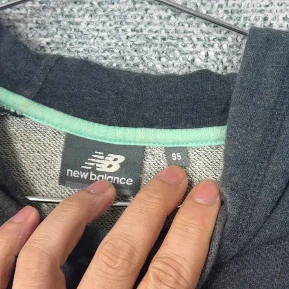 뉴발란스 스펠 프린팅 로고 딥그레이 후드티 95 상품이미지5