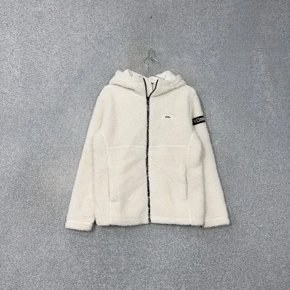 내셔널지오그래픽 패치로고 화이트 후리스 S 상품이미지1