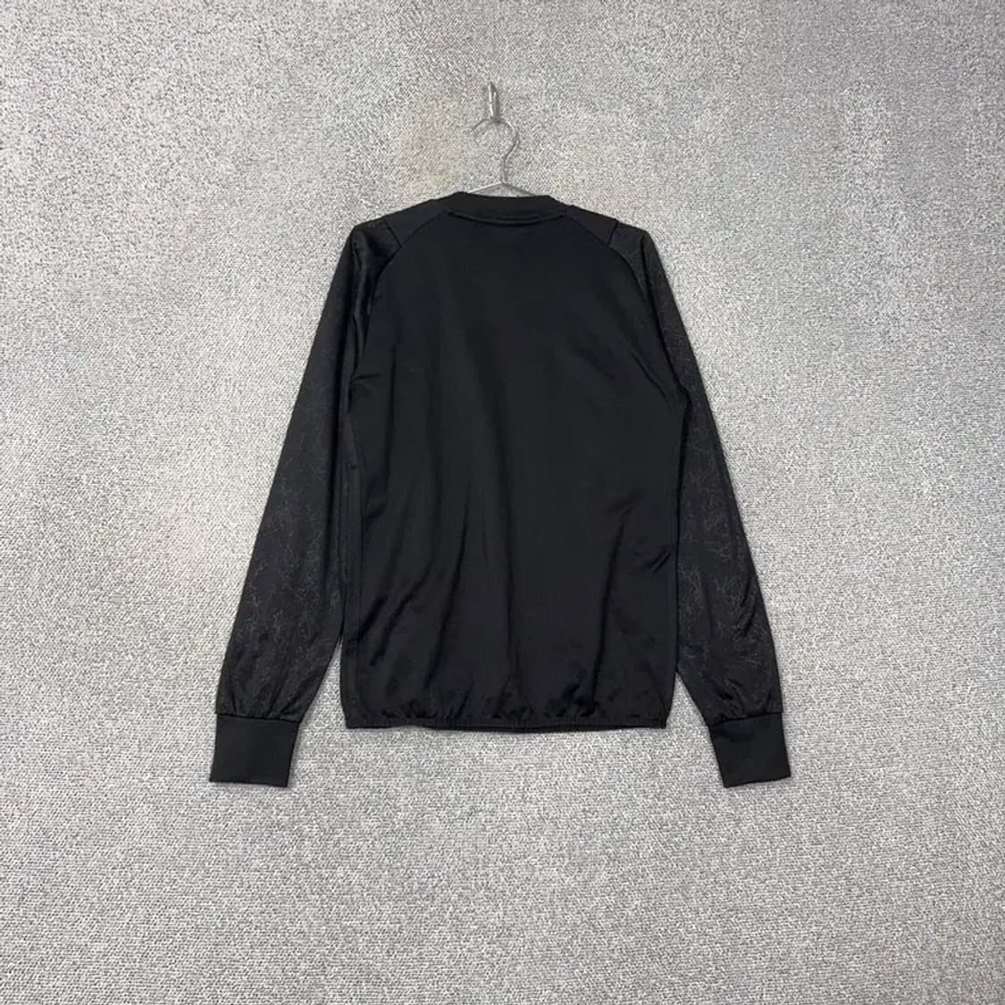 아디다스 빈티지 로고 패턴 기능성 블랙 맨투맨 100 상품이미지2