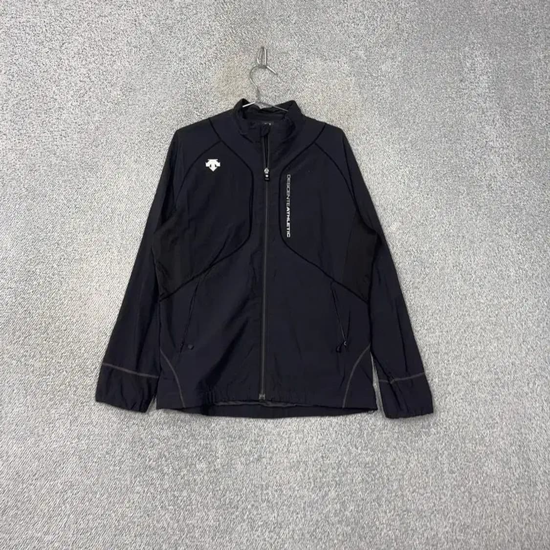 데상트 로고 기능성 블랙 집업 저지 M 상품이미지1