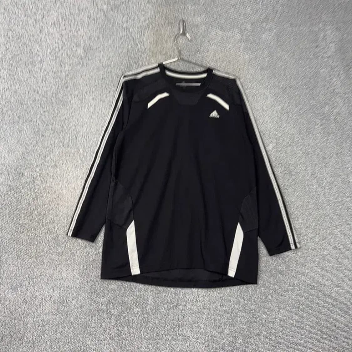 아디다스 기능성 로고 블랙 긴팔 티 105 상품이미지1
