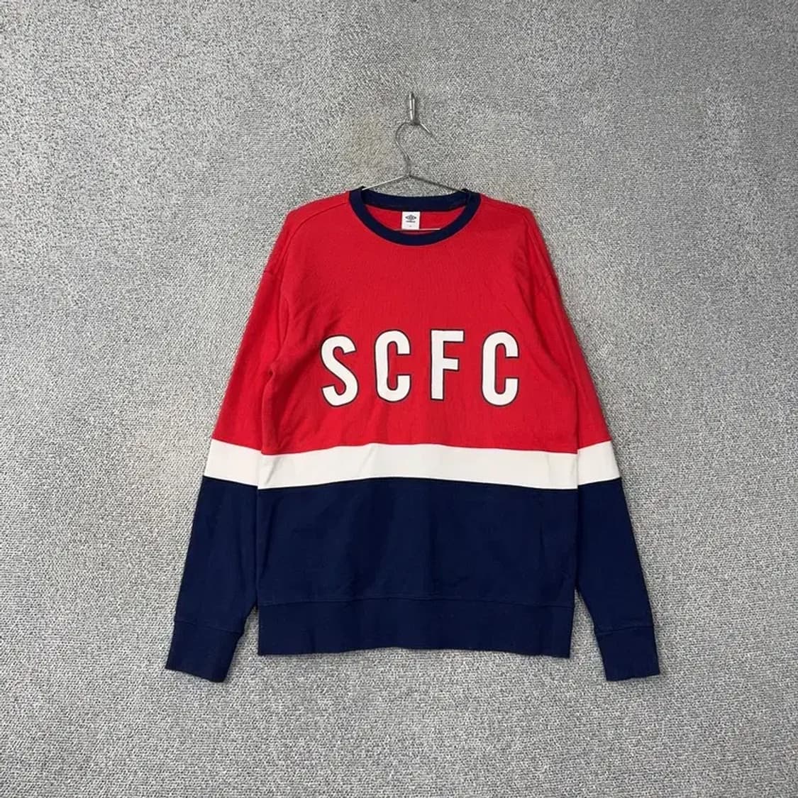 엄브로 프린팅 레드 맨투맨 100 상품이미지1