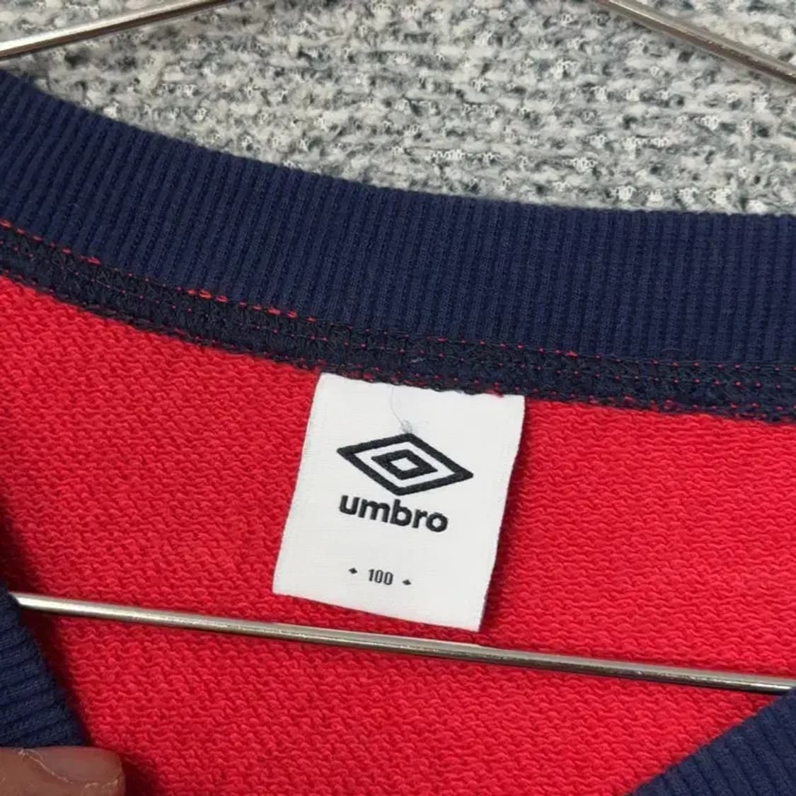 엄브로 프린팅 레드 맨투맨 100 상품이미지3