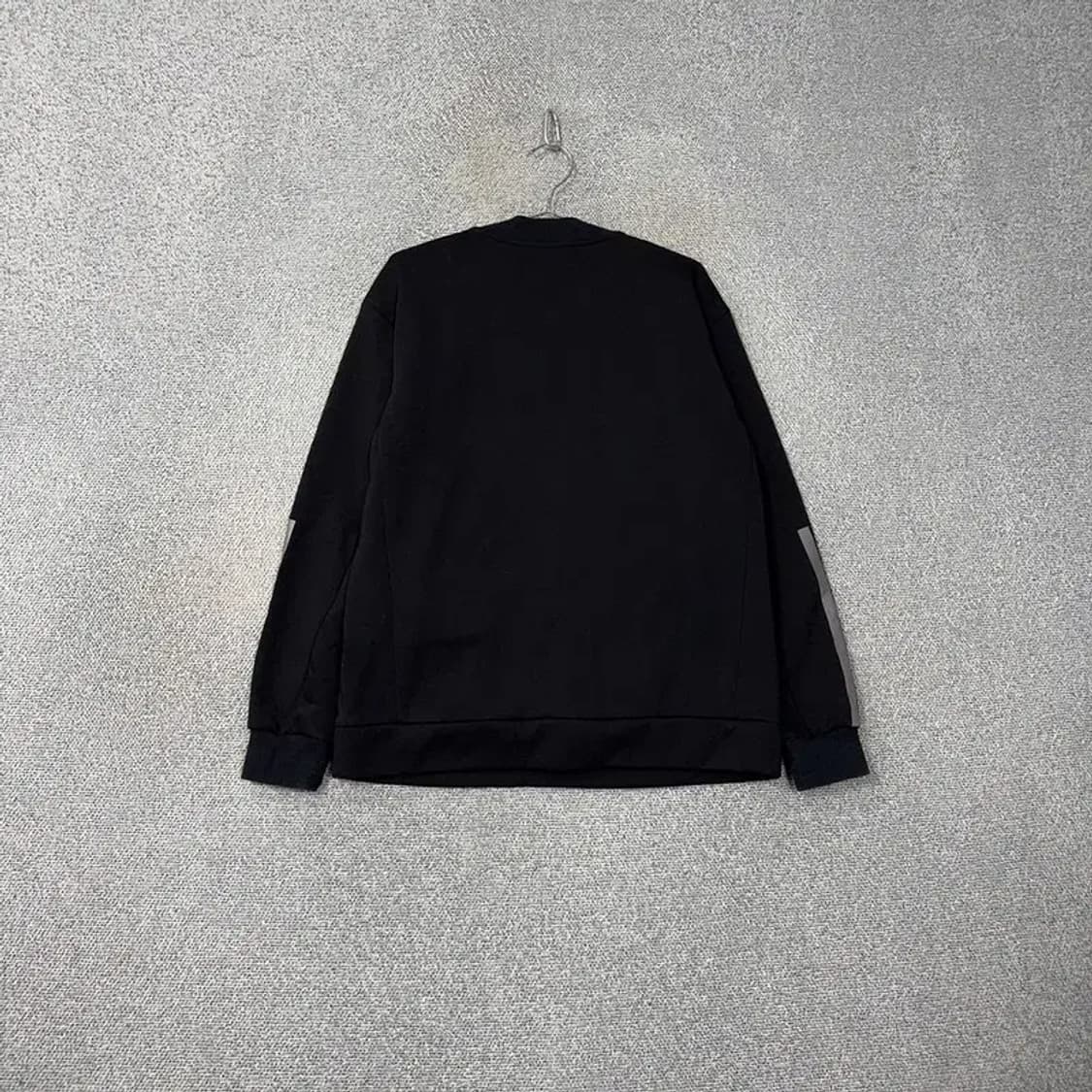 뉴발란스 로고 블랙 맨투맨 105 상품이미지2