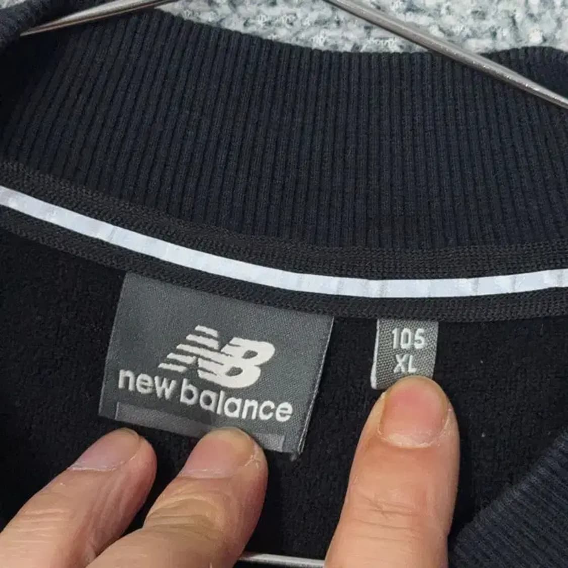 뉴발란스 로고 블랙 맨투맨 105 상품이미지5