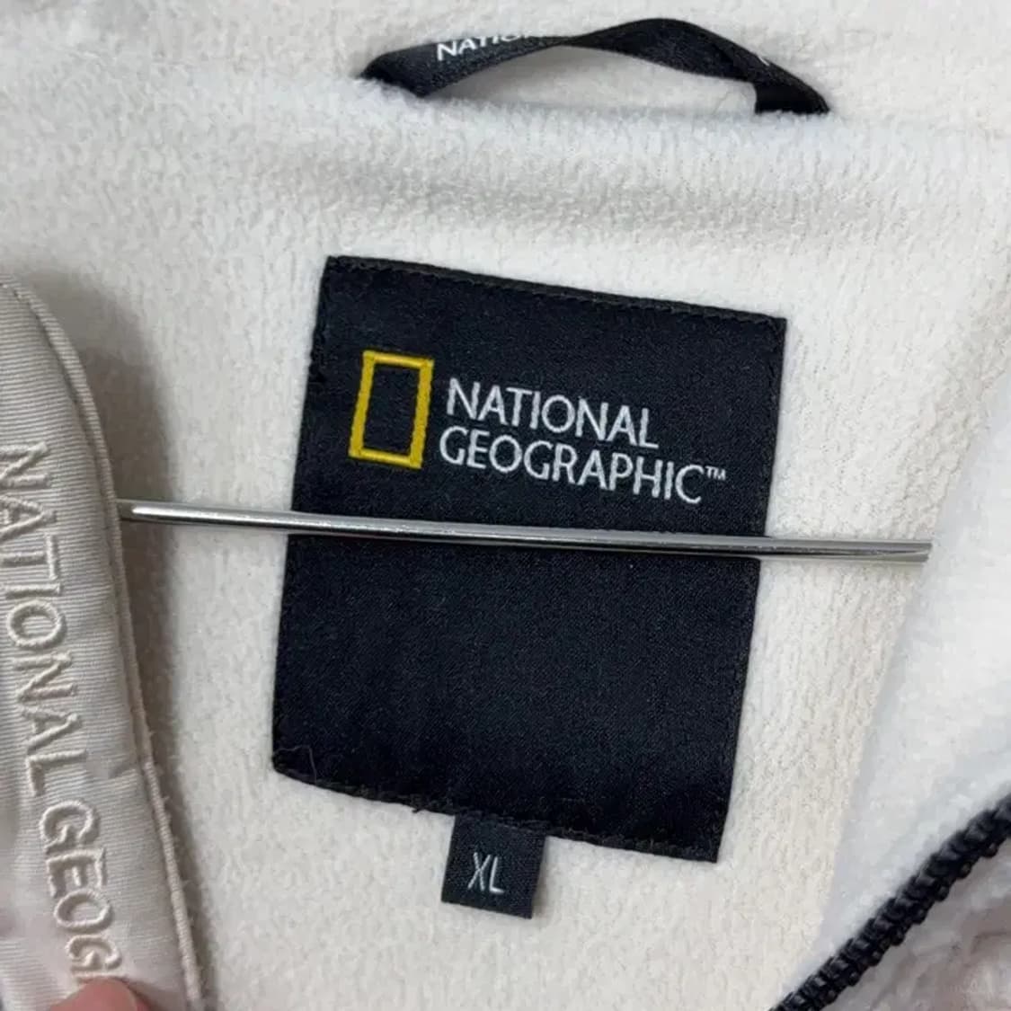 내셔널지오그래픽 패치로고 화이트 후리스 105 상품이미지3