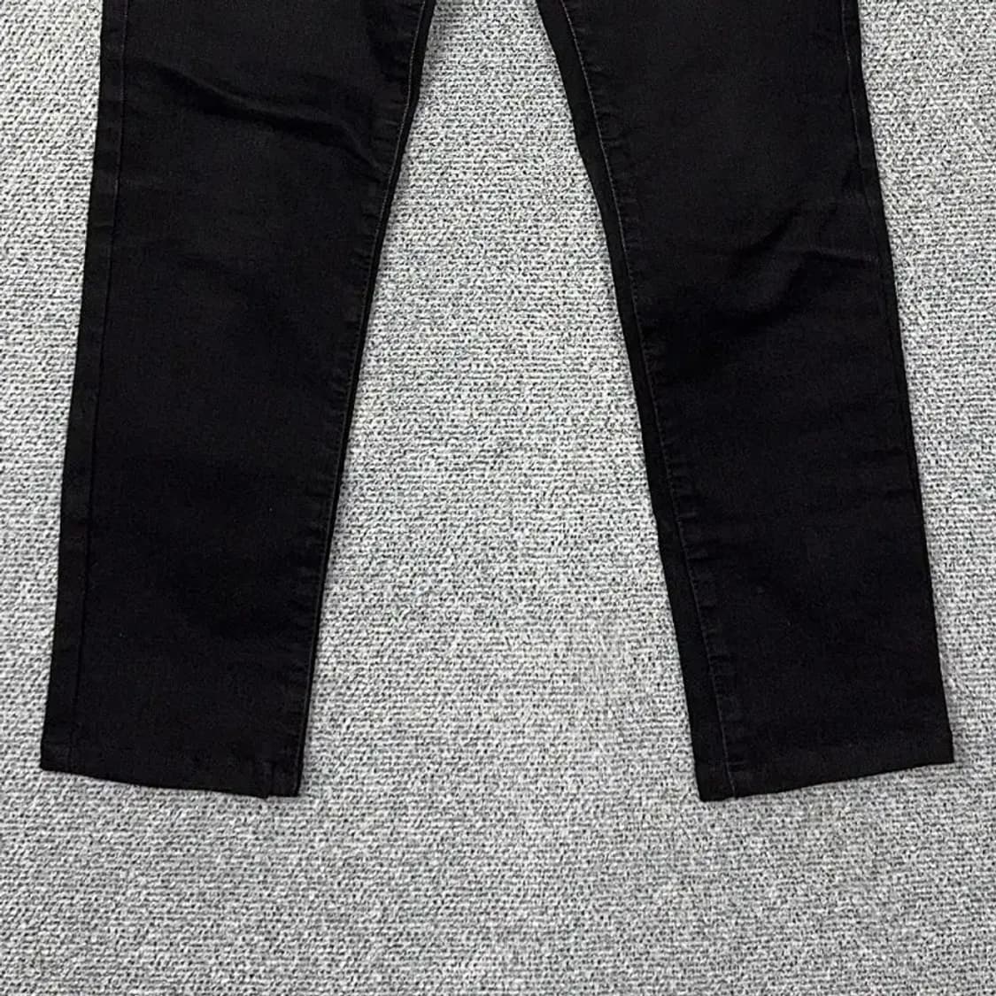 게스 큐빅로고 블랙 스키니진 28 상품이미지4