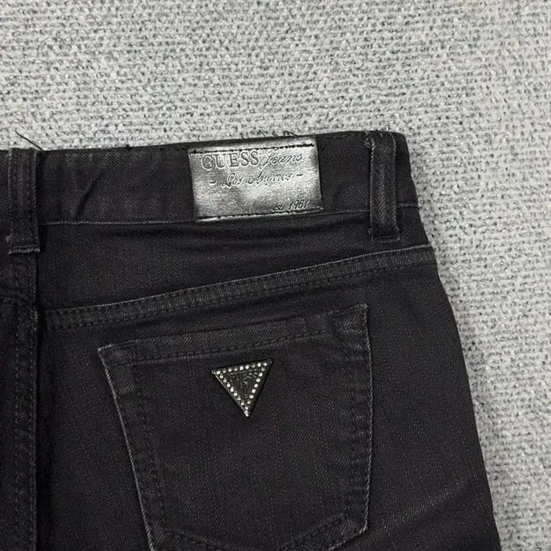 게스 큐빅로고 블랙 스키니진 28 상품이미지5