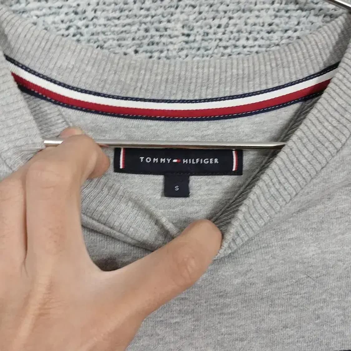 타미힐피거 스트라이프 라이트 그레이 맨투맨 S 상품이미지3