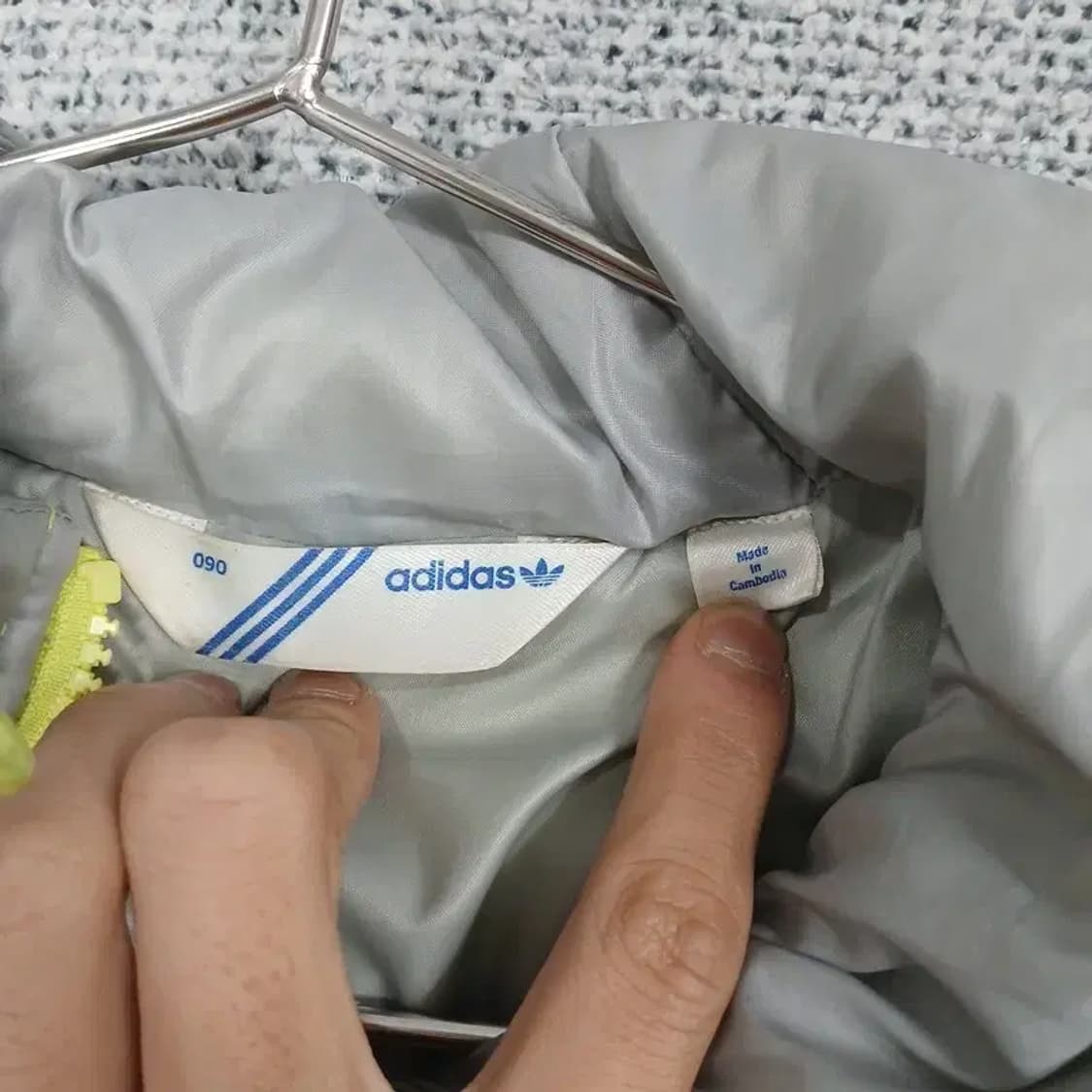 아디다스 라이트 그레이 불꽃 로고 패딩 점퍼 90 상품이미지3