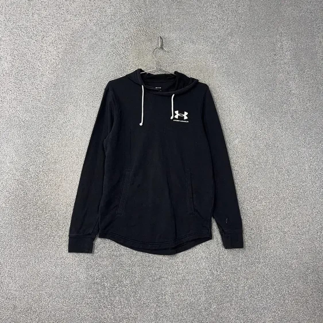 언더아머 로고 블랙 후드티 SM 상품이미지1