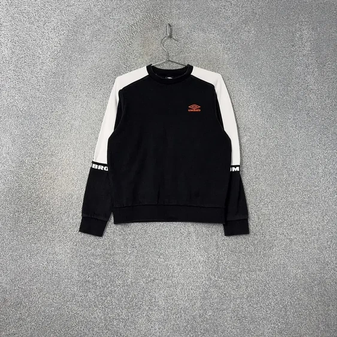 엄브로 블랙 로고 캐주얼 맨투맨 90 상품이미지1