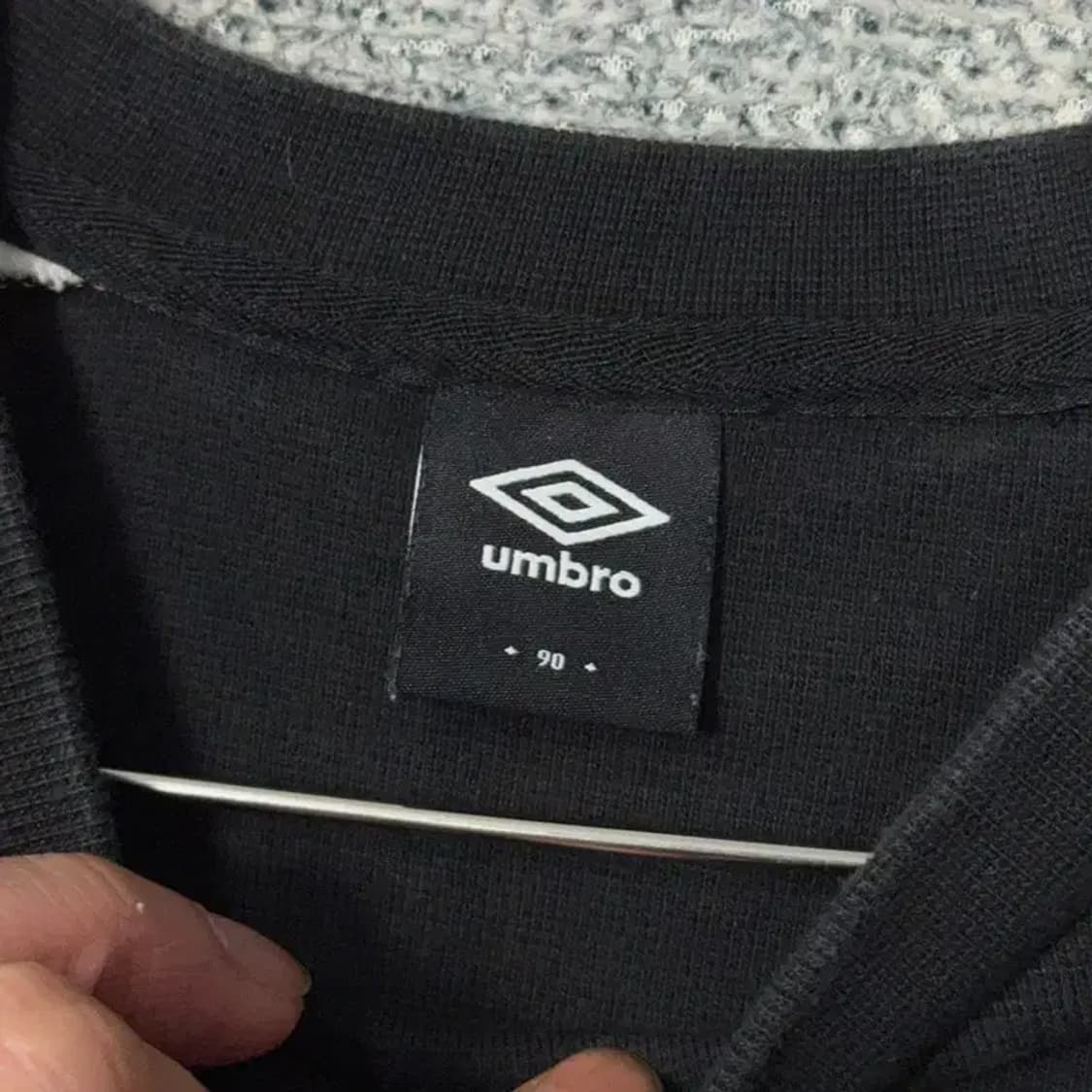 엄브로 블랙 로고 캐주얼 맨투맨 90 상품이미지3