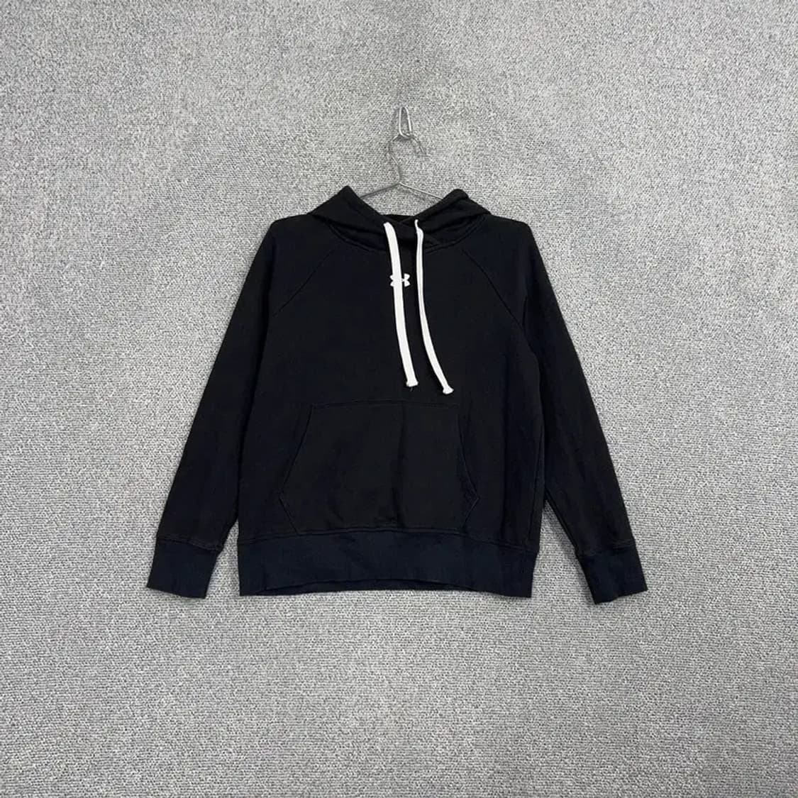 언더아머 블랙 센터로고 후드티 MD/M/M 상품이미지1