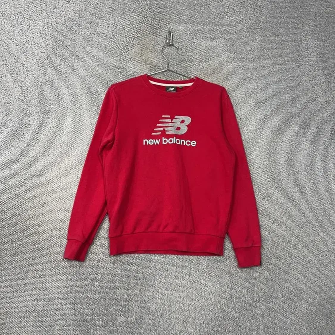 뉴발란스 로고 프린팅 레드 맨투맨 90 상품이미지1