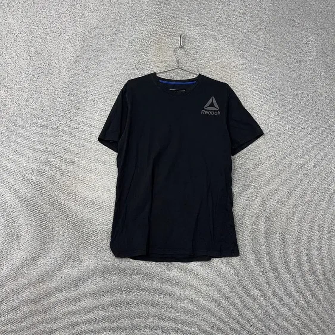 리복 블랙 프린팅 남성 반팔티 105 상품이미지1