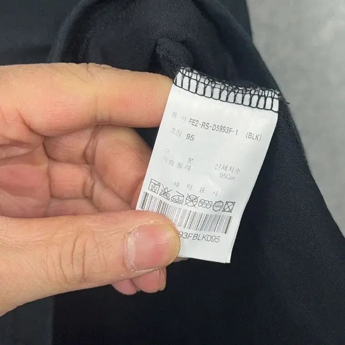 휠라 블랙 로고 캐주얼 남성 반팔티 95 상품이미지4