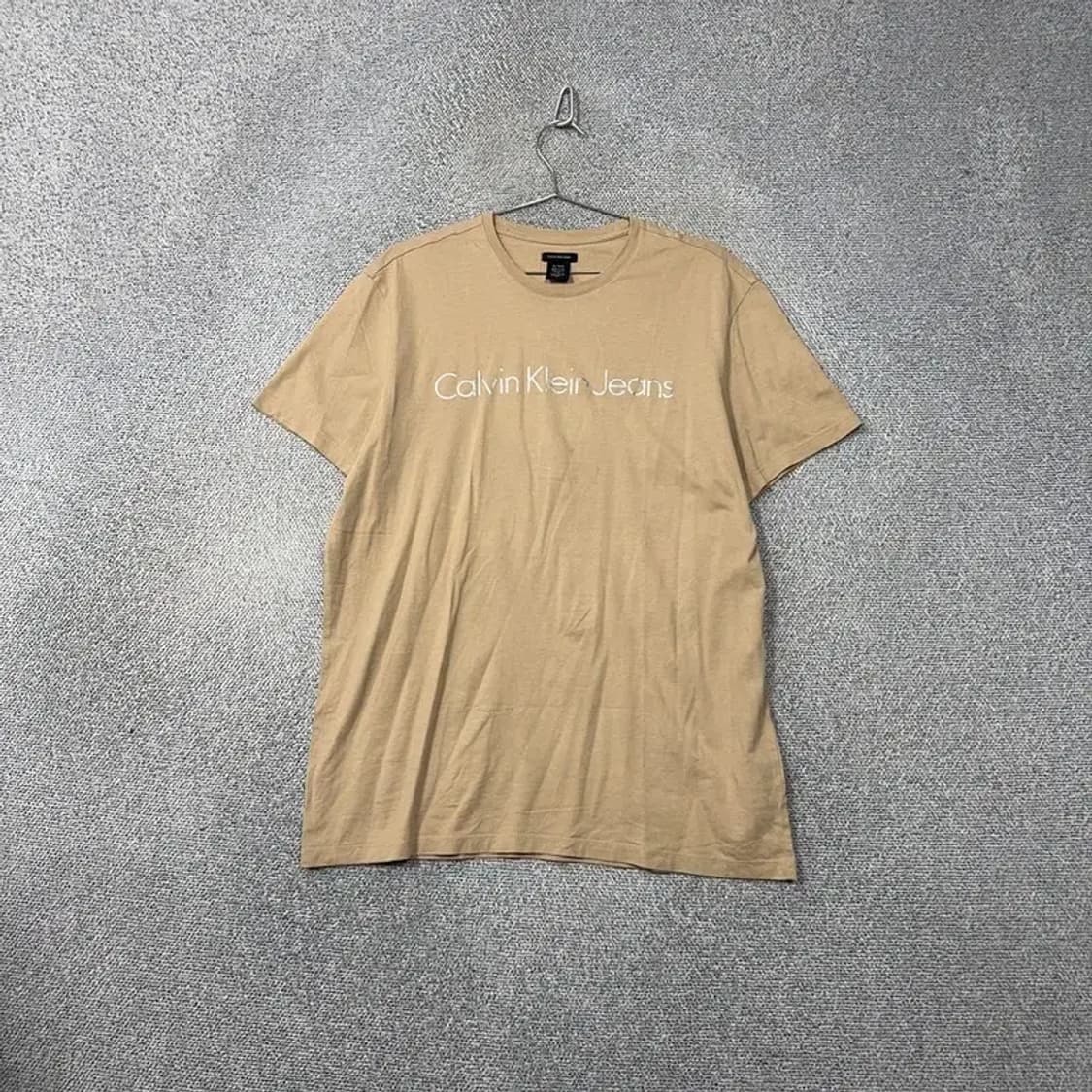 캘빈클라인 프린팅 스펠 로고 베이지 반팔 티 XL/TG/EG 상품이미지1
