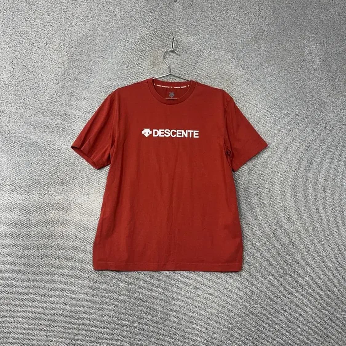데상트 프린팅 로고 레드 반팔티 M 상품이미지1