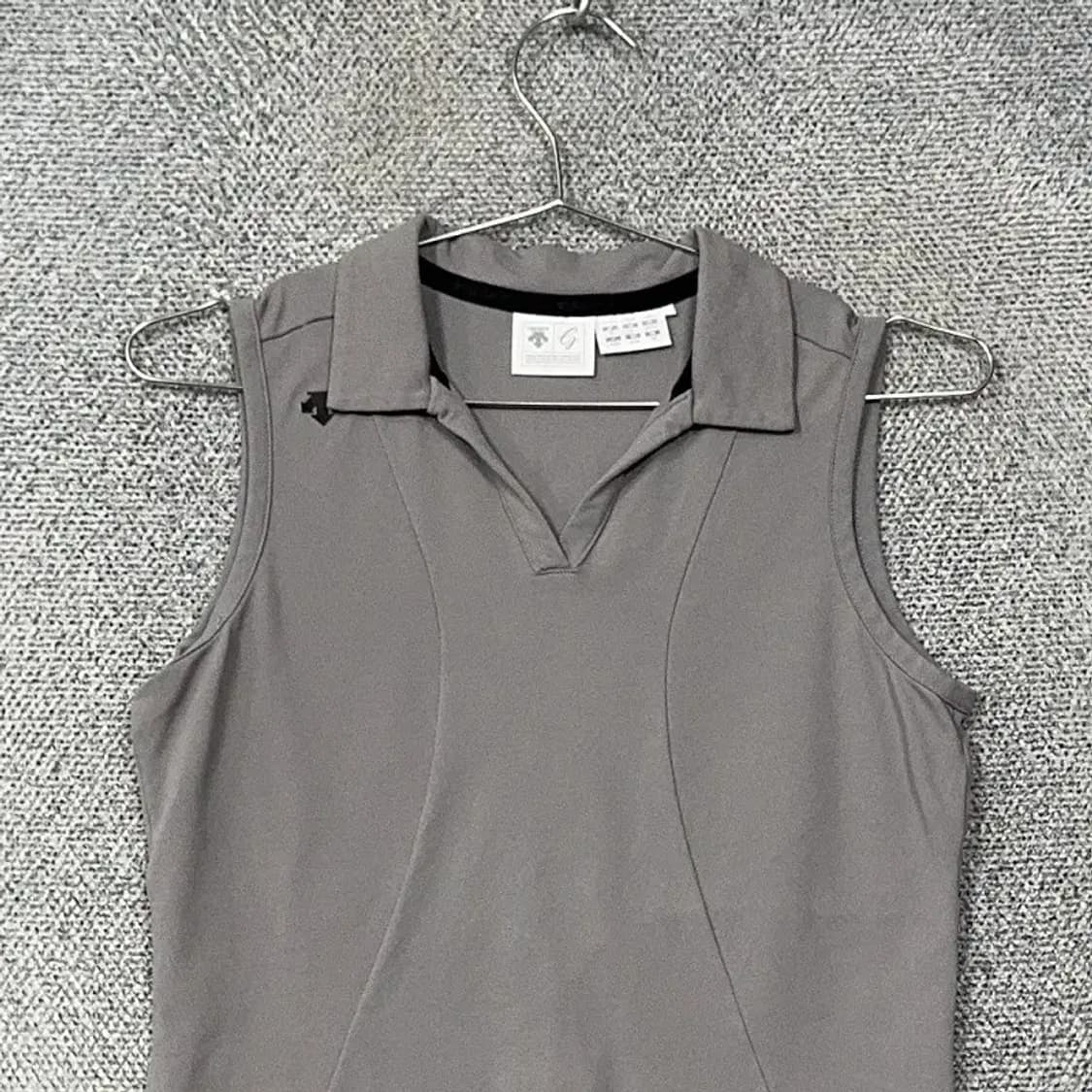 데상트 로고 여성 기능성 카라 민소매 나시 M 상품이미지3