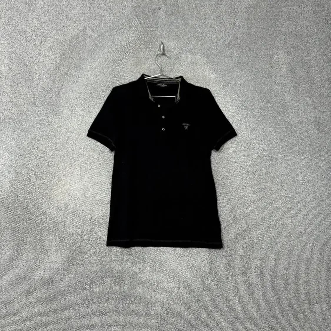 게스 블랙 삼각 로고 남성 반팔 카라티 M 상품이미지1