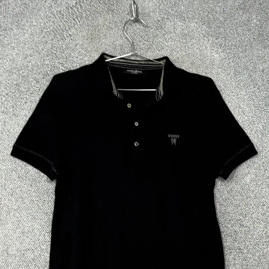 게스 블랙 삼각 로고 남성 반팔 카라티 M 상품이미지3