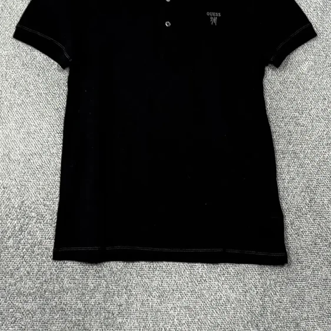 게스 블랙 삼각 로고 남성 반팔 카라티 M 상품이미지4