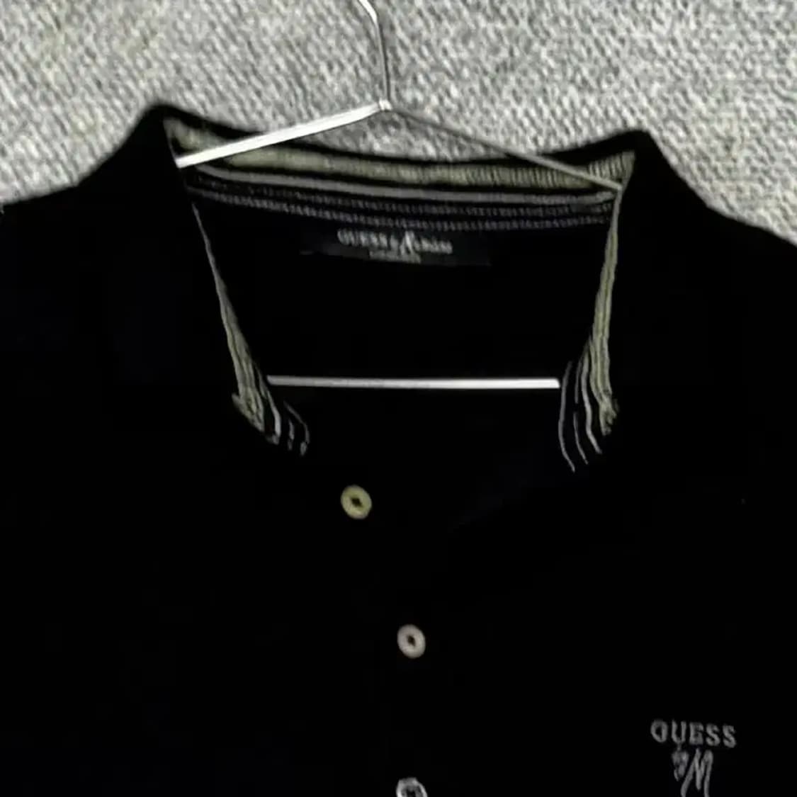 게스 블랙 삼각 로고 남성 반팔 카라티 M 상품이미지5