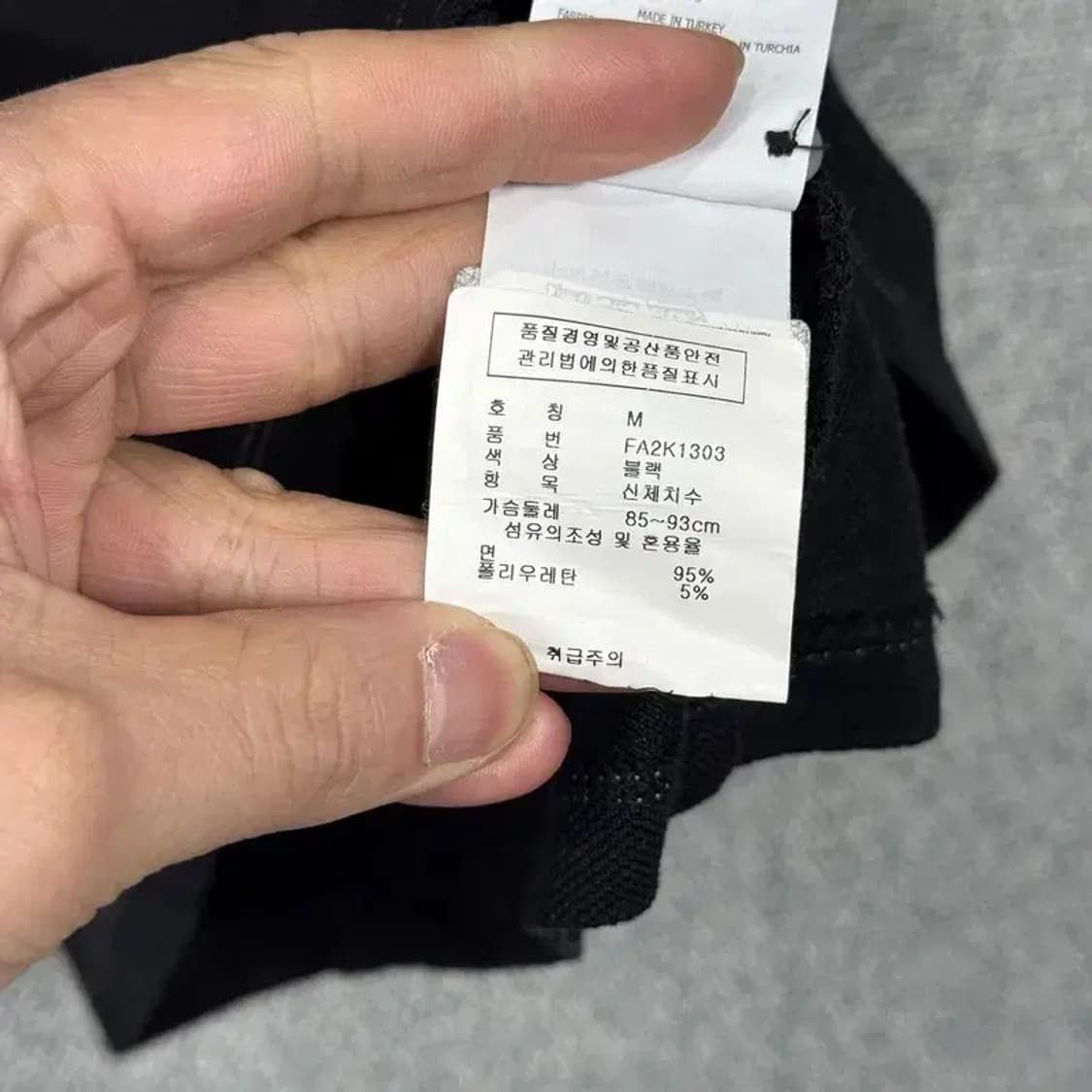 게스 블랙 삼각 로고 남성 반팔 카라티 M 상품이미지9