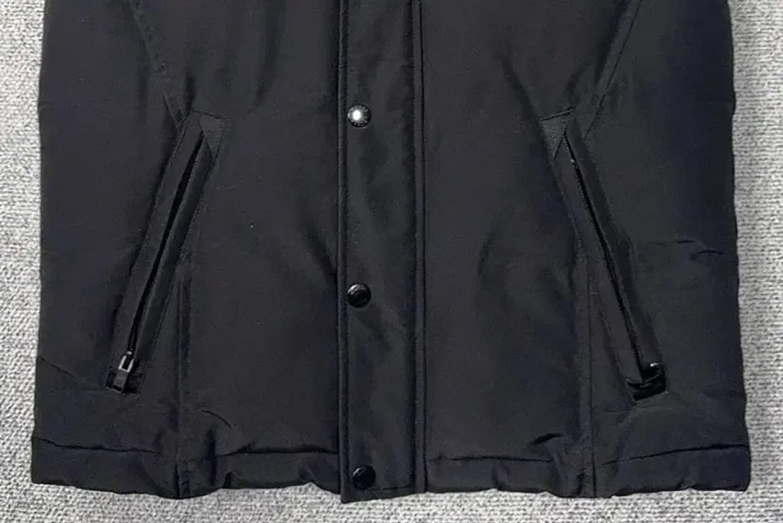 게스 블랙 덕다운 패딩조끼 M 상품이미지4