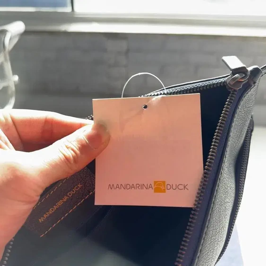 [새상품]만다리나덕 레더 클러치백 상품이미지4