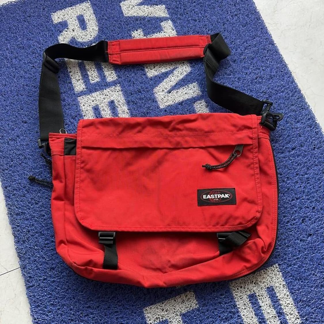 이스트팩 usa 레드 크로스백 상품이미지1