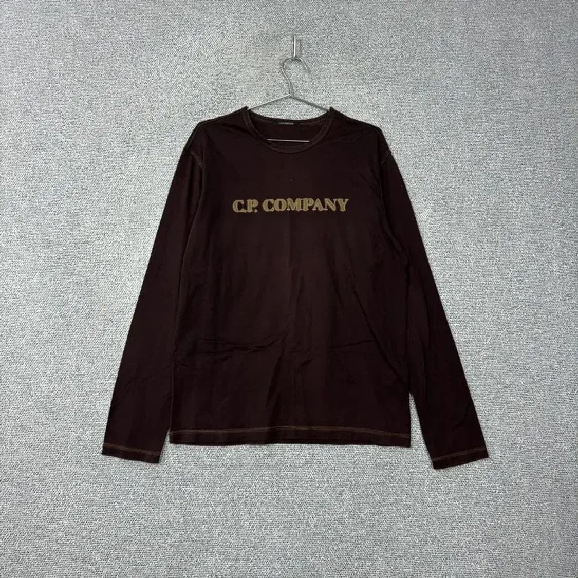 CP컴퍼니 로고 브라운 스티치 긴팔티 105 상품이미지1