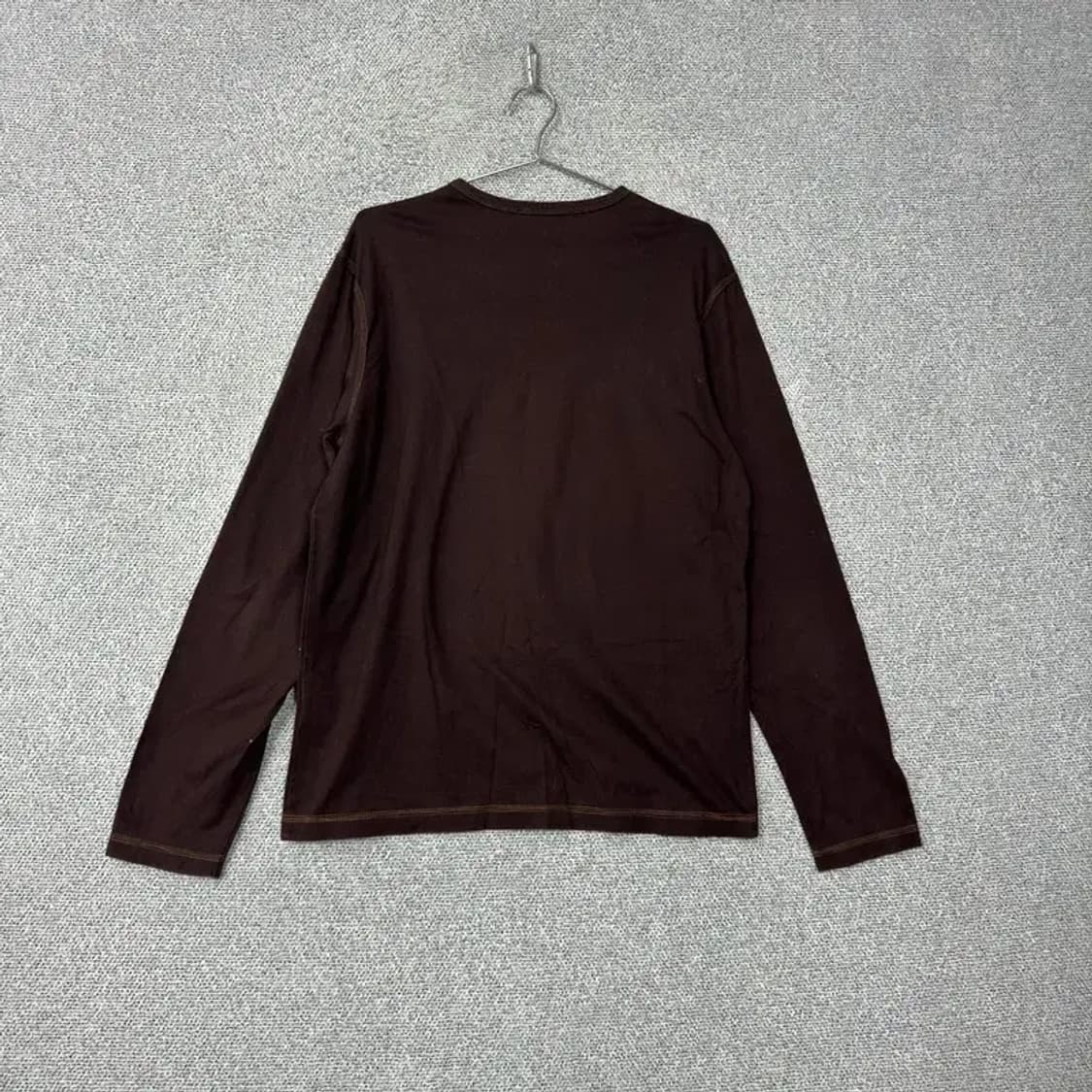 CP컴퍼니 로고 브라운 스티치 긴팔티 105 상품이미지2