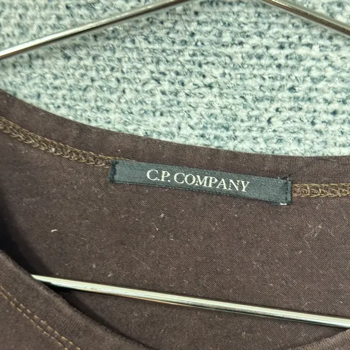 CP컴퍼니 로고 브라운 스티치 긴팔티 105 상품이미지4