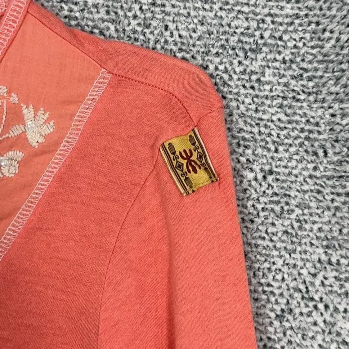 써스데이아일랜드 자수 코랄 긴팔티 95 상품이미지3