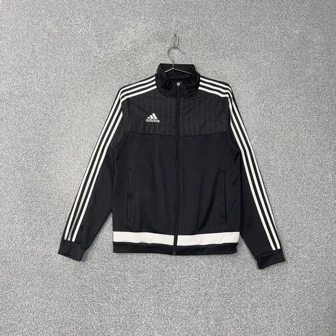 아디다스 로고 검흰 트랙탑 100 상품이미지1