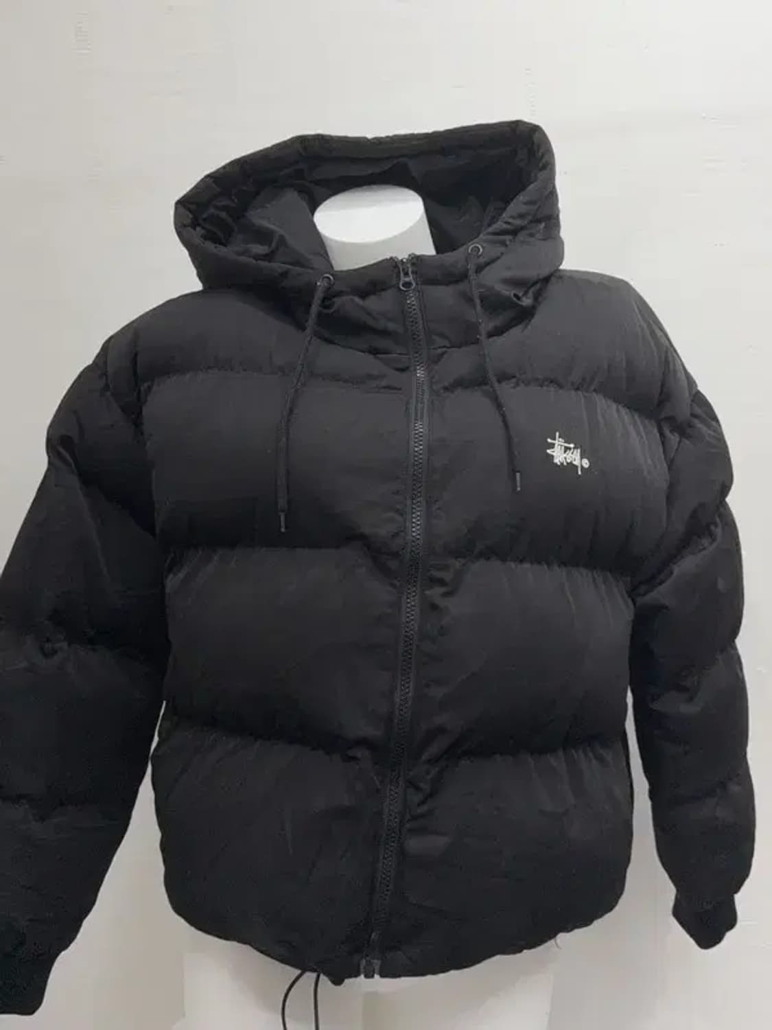 스투시 스펠링 블랙 숏패딩 10 상품이미지1