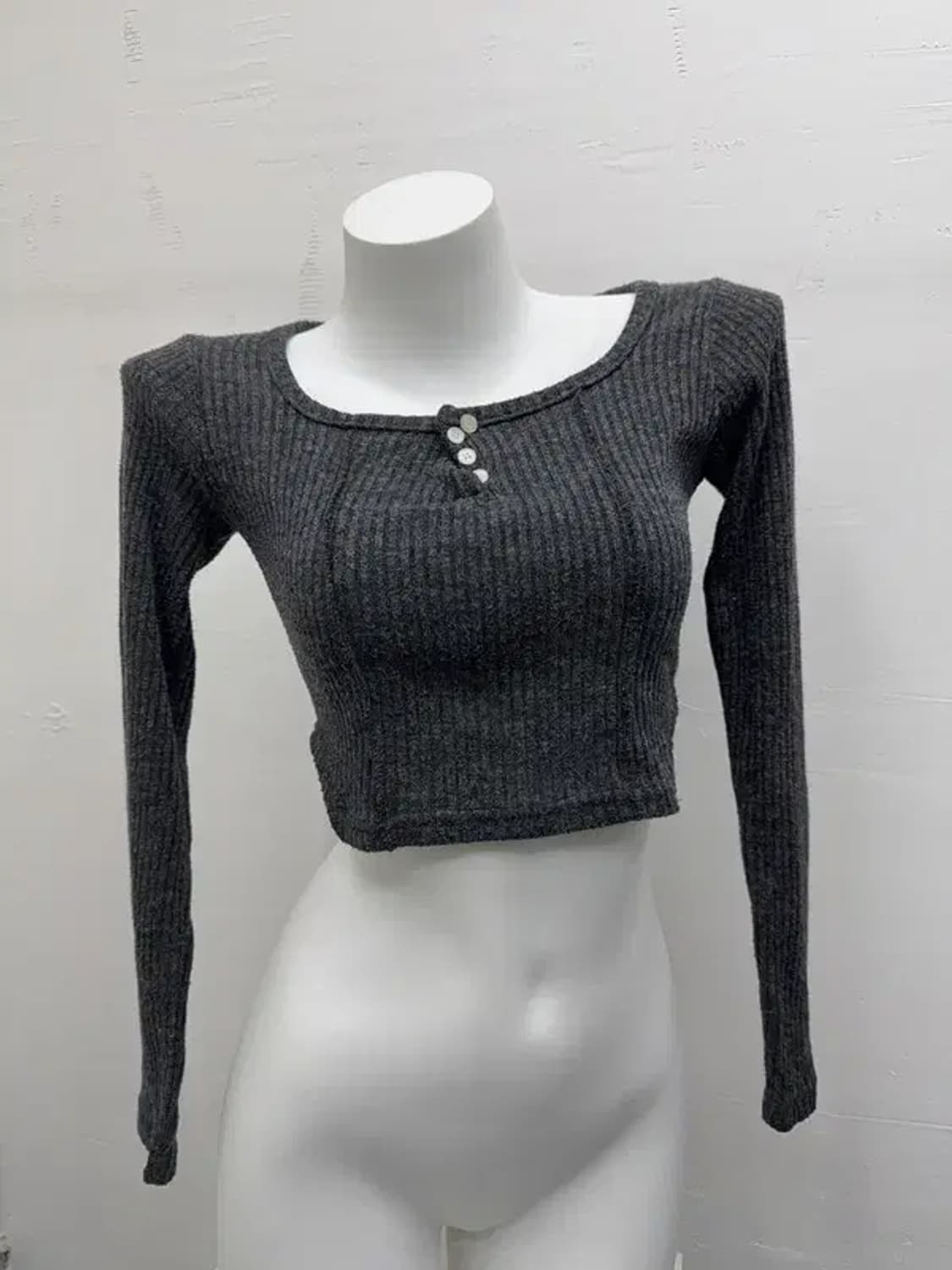 챠콜 크롭 단추 롱슬리브 상품이미지1