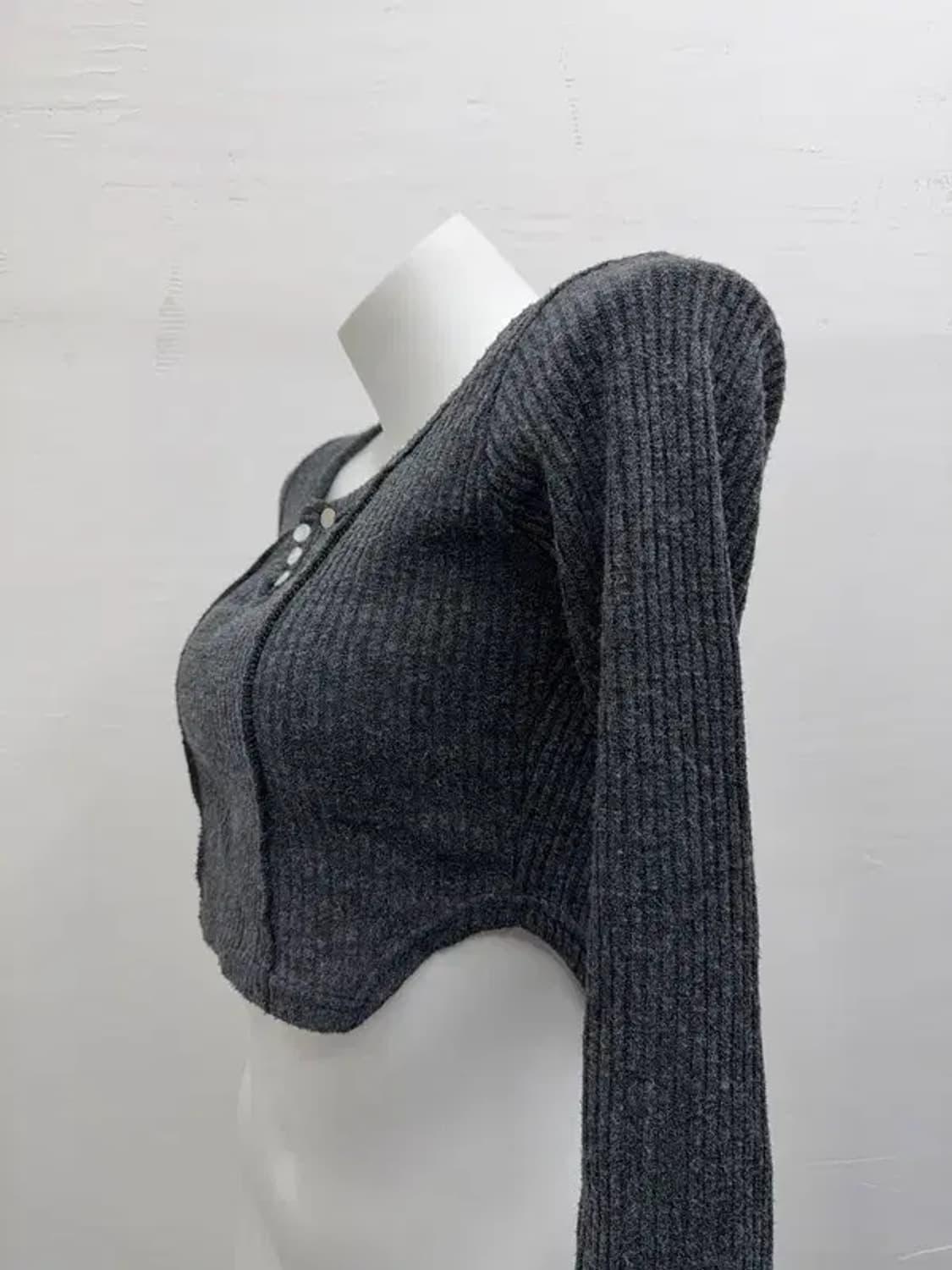 챠콜 크롭 단추 롱슬리브 상품이미지2