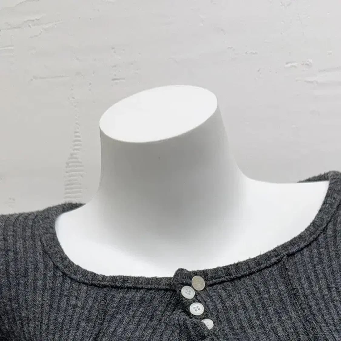 챠콜 크롭 단추 롱슬리브 상품이미지3