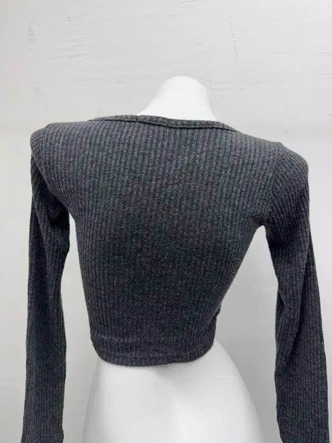 챠콜 크롭 단추 롱슬리브 상품이미지6