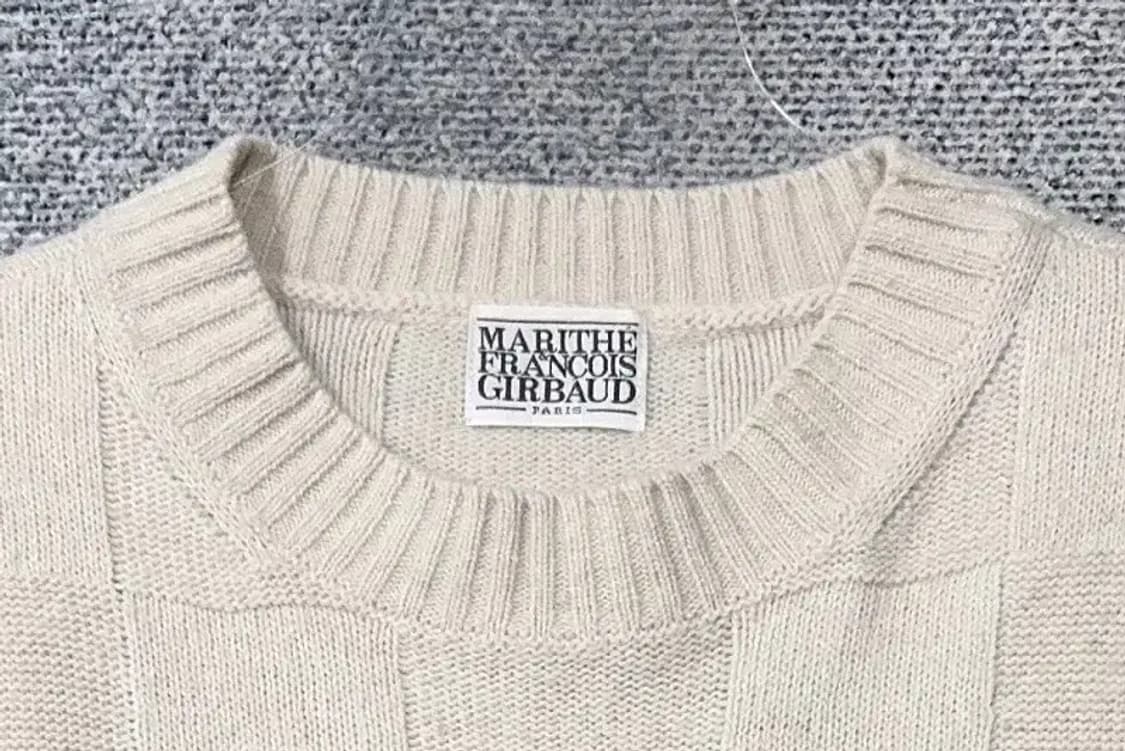 마리떼 프랑소와 저버 자수 로고 크림 니트 조끼 OS 상품이미지5