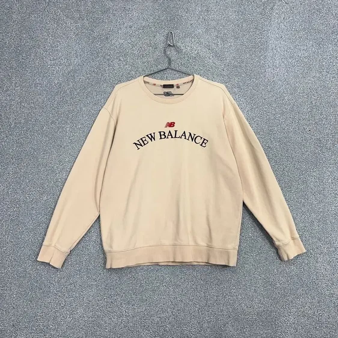 뉴발란스 프린팅 베이지 맨투맨 100 상품이미지1