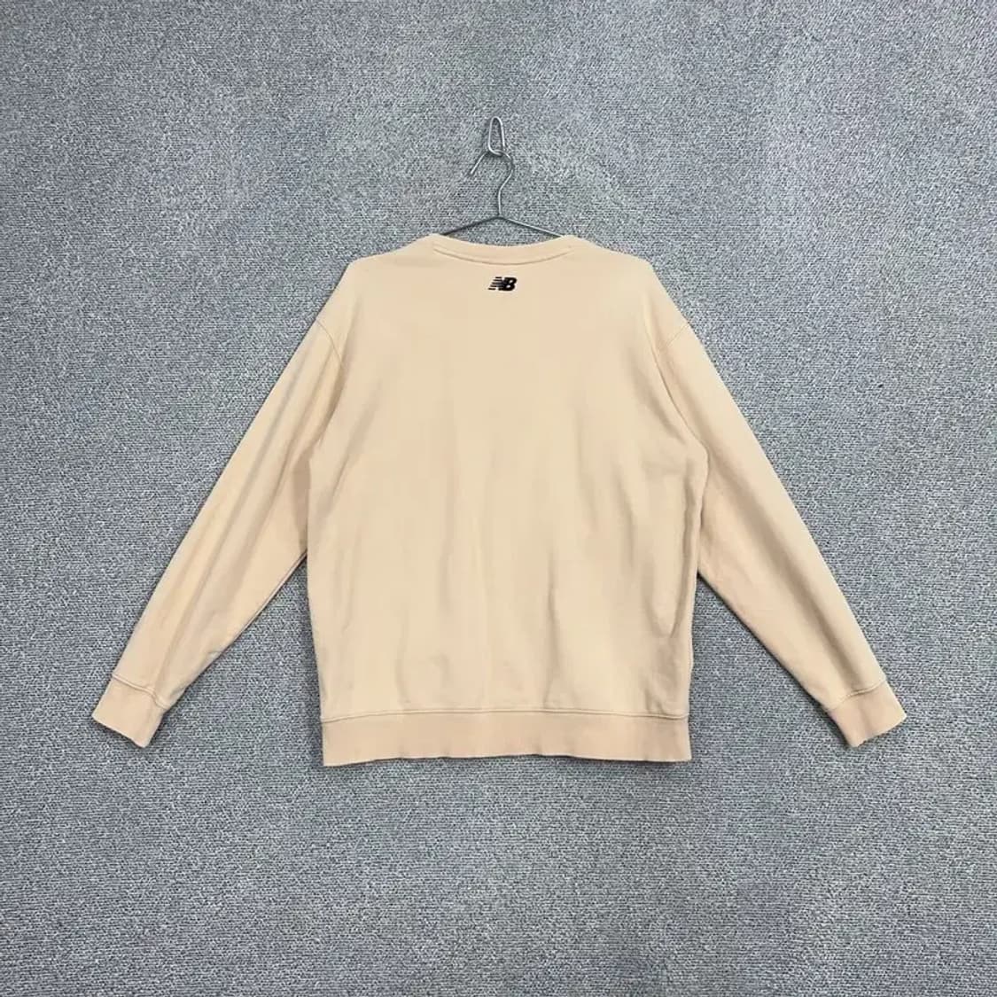 뉴발란스 프린팅 베이지 맨투맨 100 상품이미지2