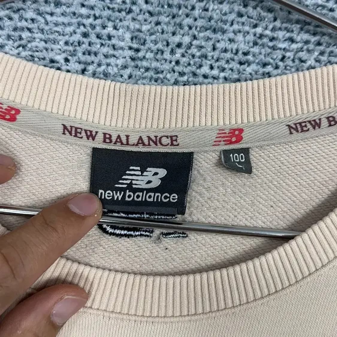 뉴발란스 프린팅 베이지 맨투맨 100 상품이미지3