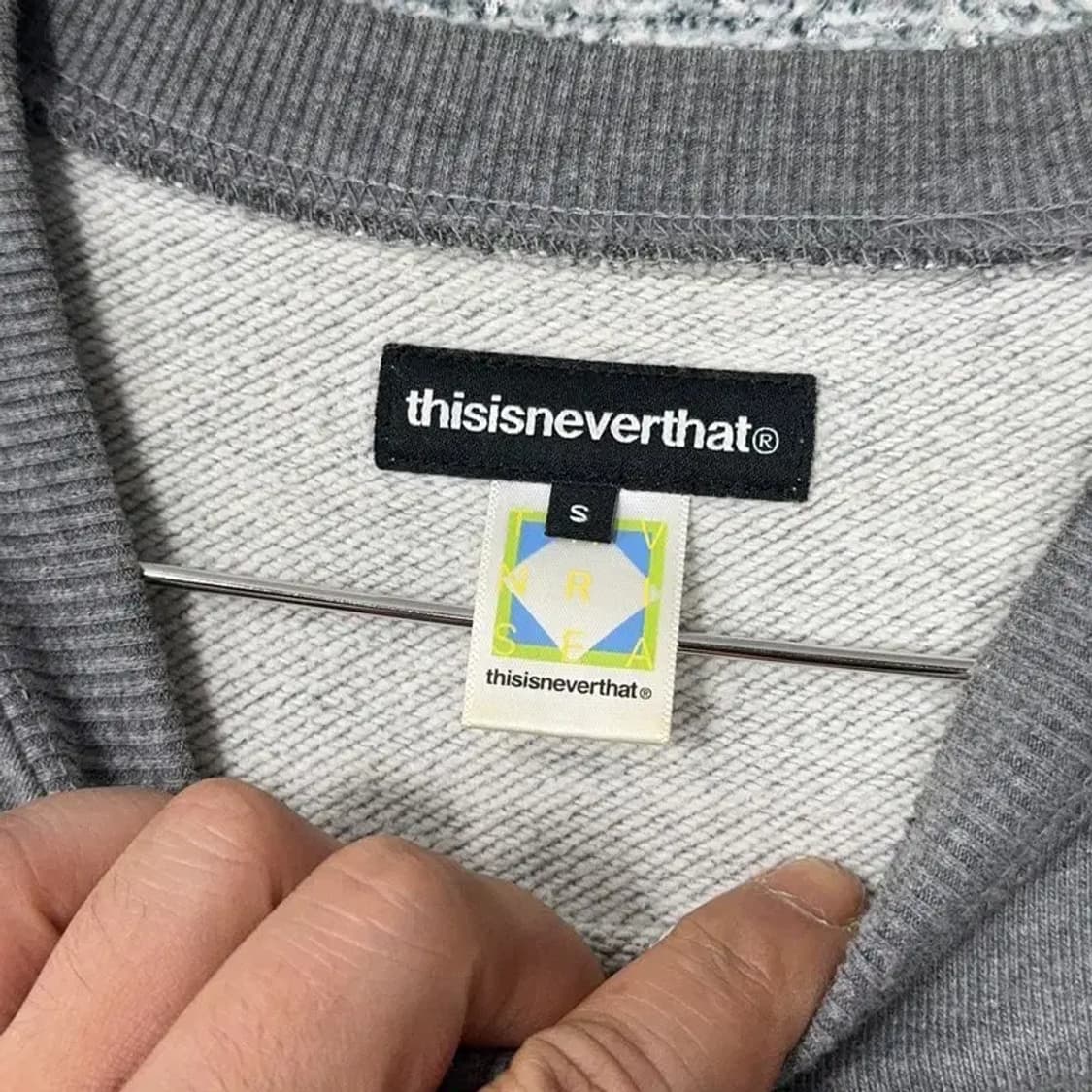 디스이즈네버댓 형광 로고 그레이 맨투맨 S 상품이미지3